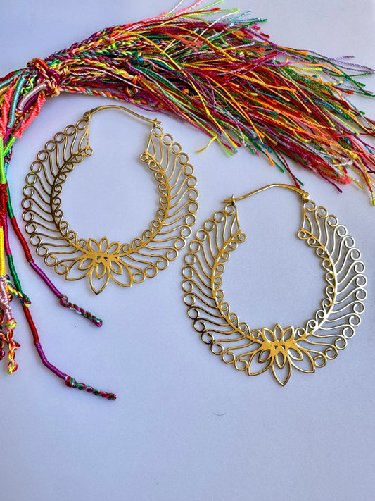 Riesige Lotus-Creolen im Boho-Stil, goldfarben