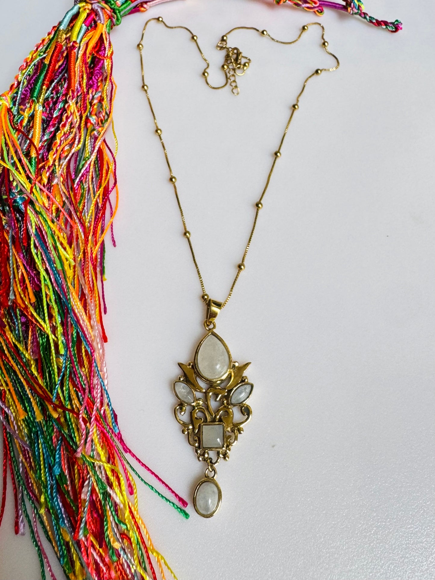 Collana dorata con ciondolo pietra di luna