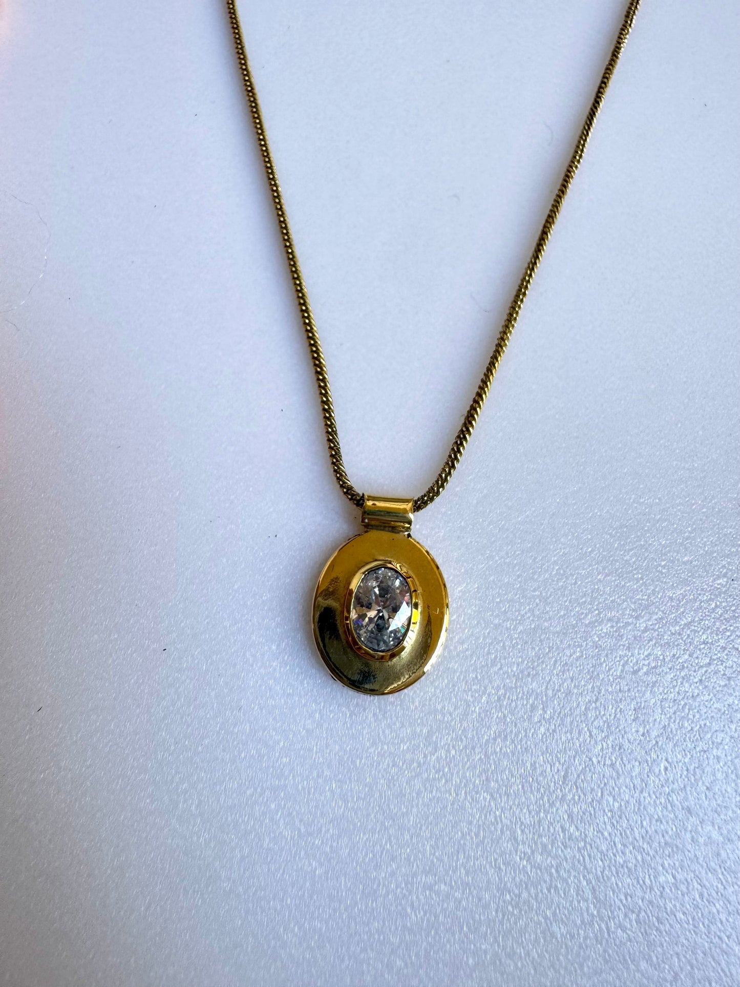 Collana dorata con ciondolo bianco