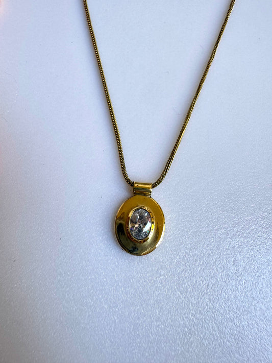 Collana dorata con ciondolo bianco