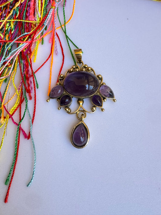 Ciondolo boho dorato fiore di loto viola