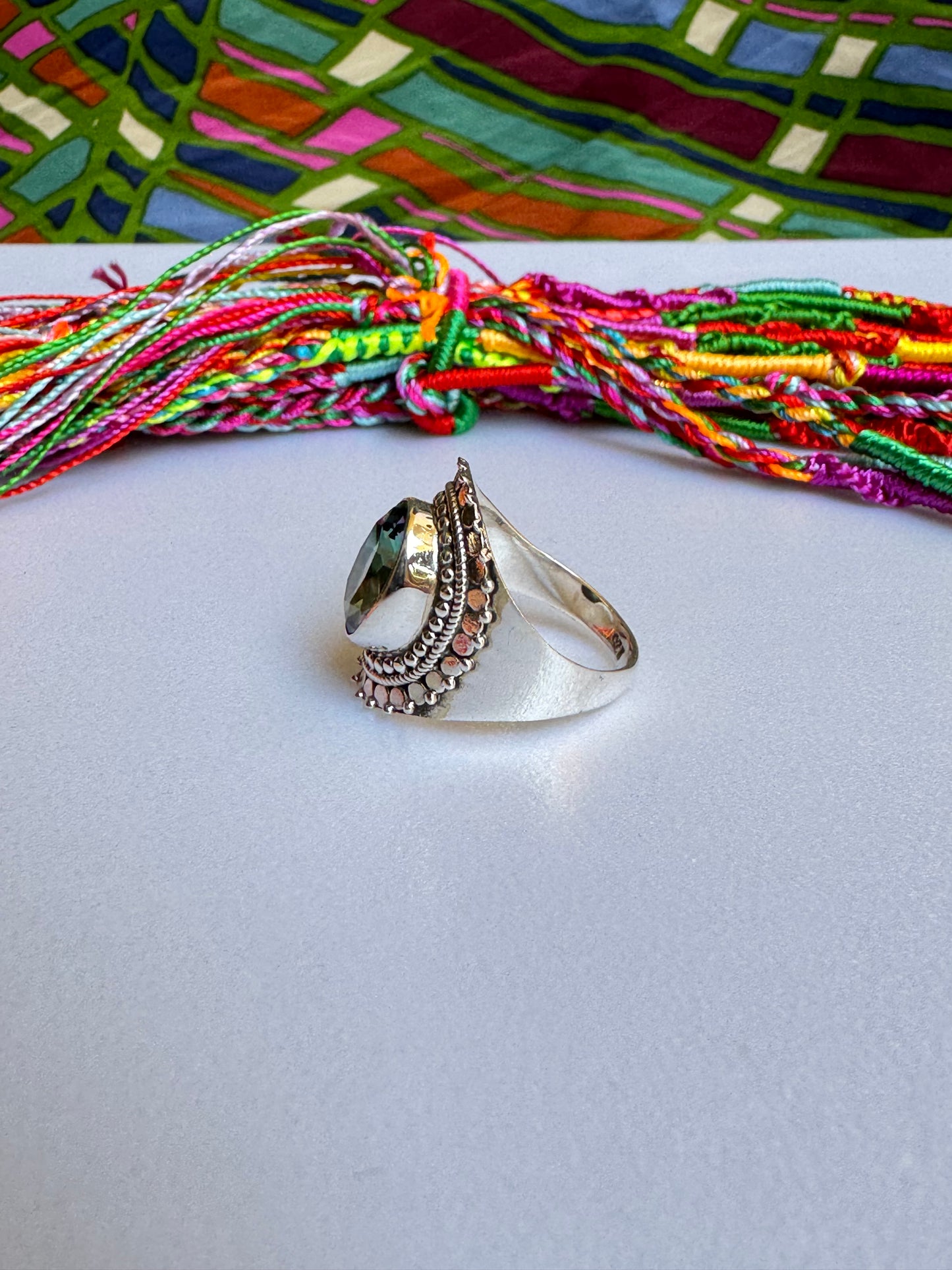 Ring aus T65-Silber mit mystischem Stein