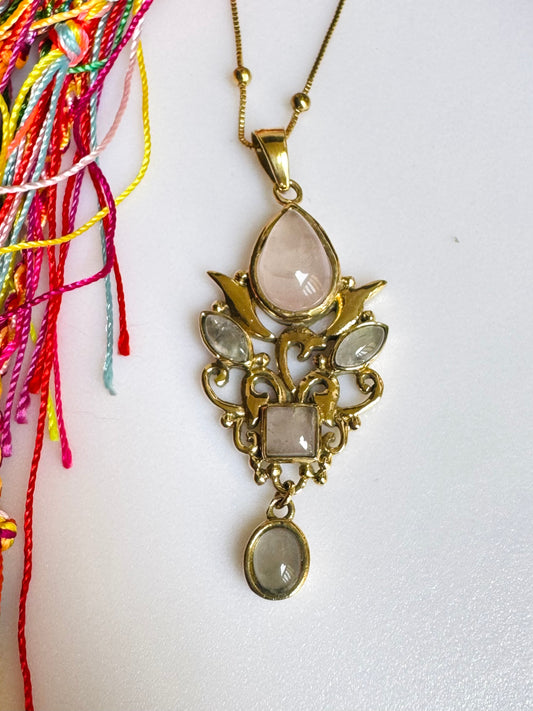 Collana boho dorata con ciondolo quarzo rosa e pietra di luna arcobaleno