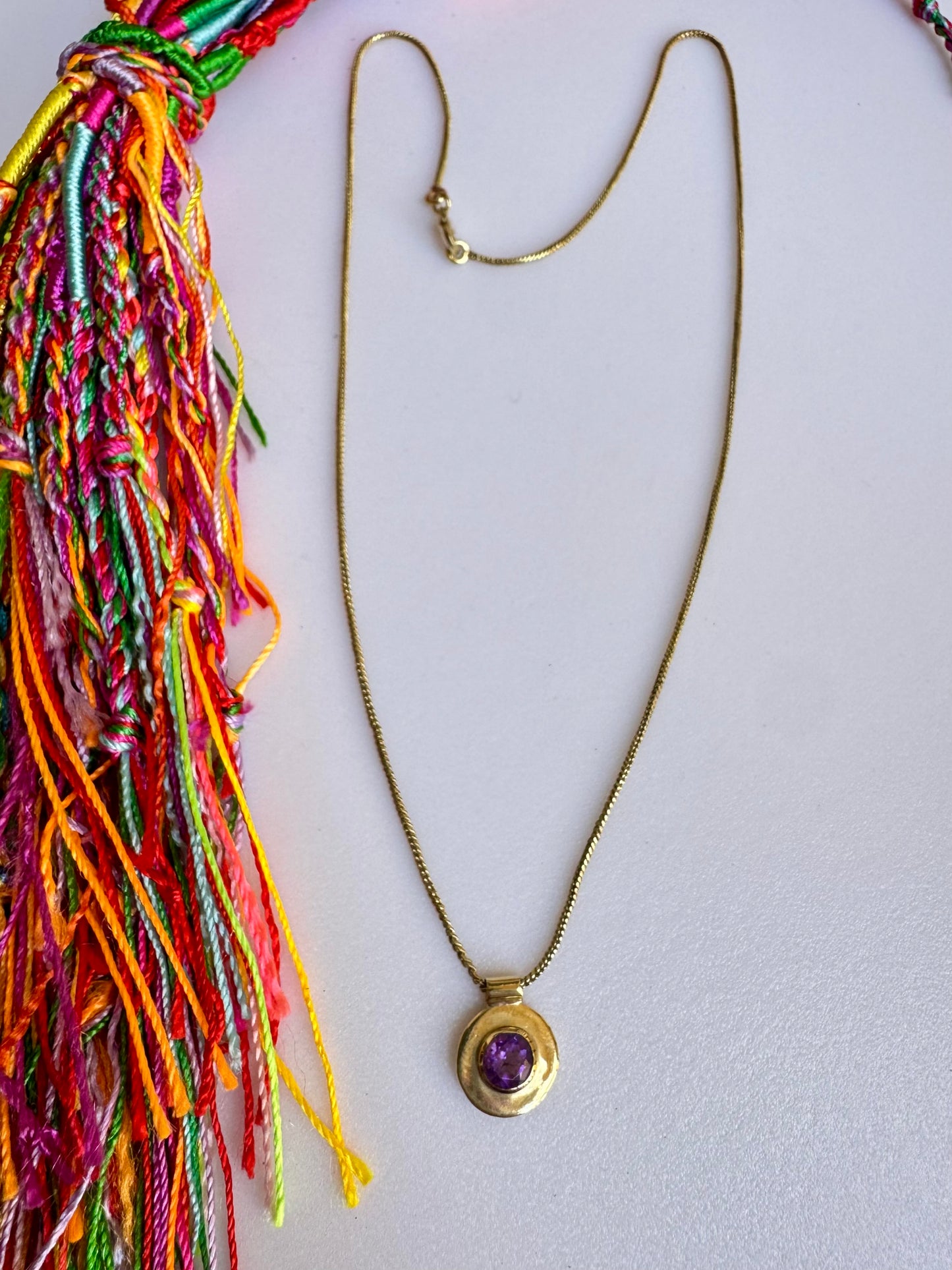 Collana boho dorata con ciondolo viola