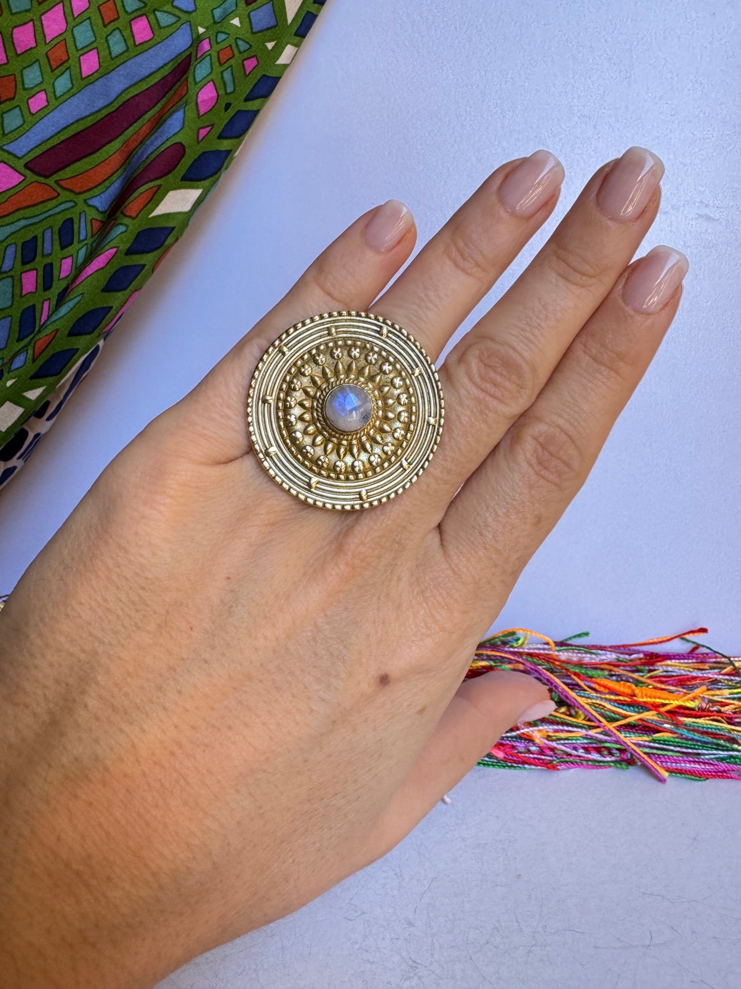 Anello boho dorato pietra di luna arcobaleno