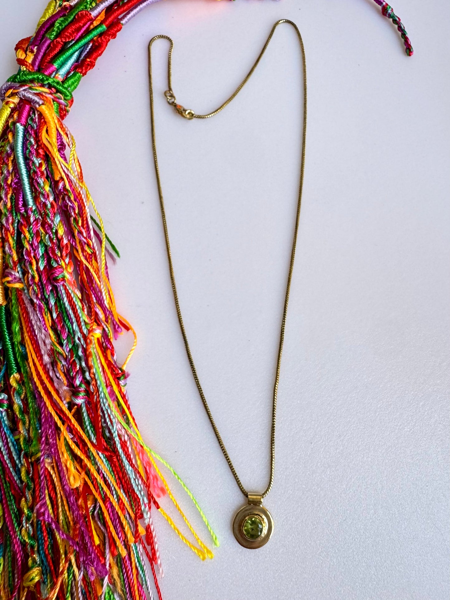 Collana dorata con ciondolo verde