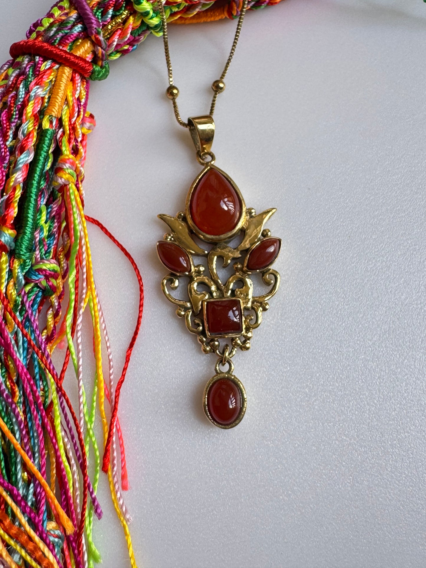 Collana boho dorata con ciondolo rosso
