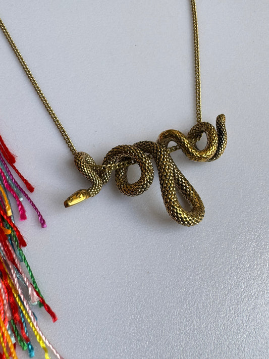 Collana boho dorata con ciondolo serpente