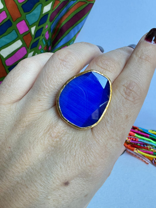 Vergoldeter Ring, blauer Tropfen