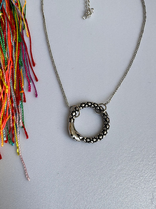 Collana boho argentata con ciondolo serpente