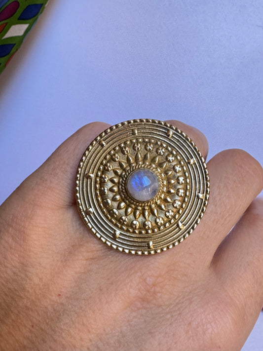 Anello boho dorato pietra di luna arcobaleno