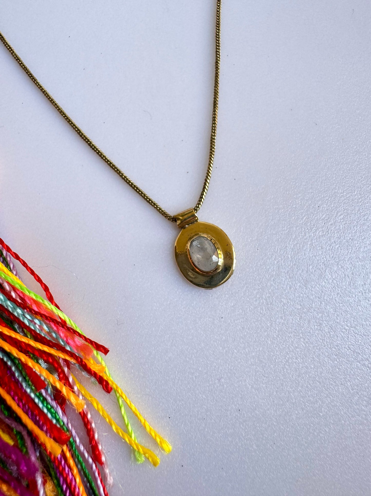 Collana dorata con ciondolo pietra di luna