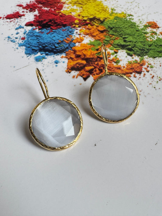 Runde Ohrringe aus grauem Stein