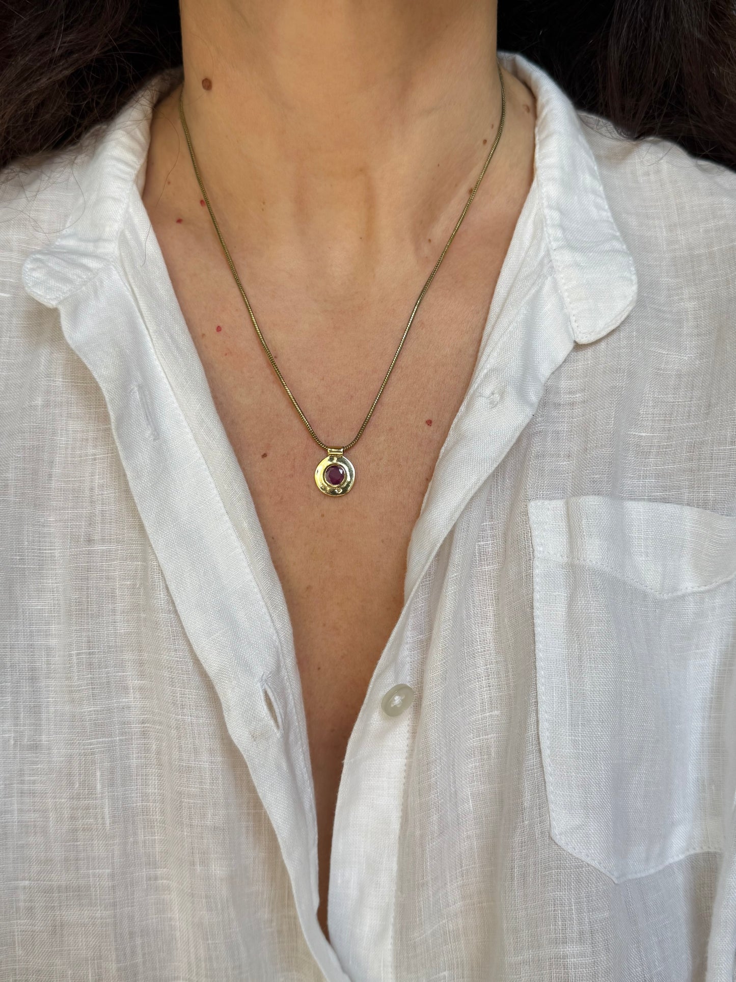 Collana dorata con ciondolo rosso