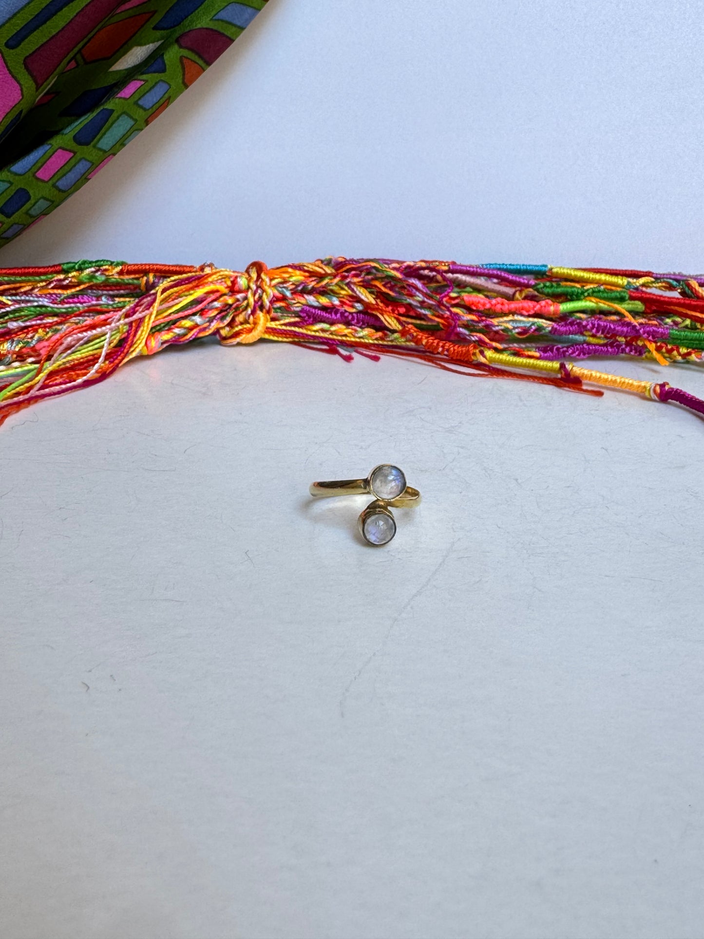 Anello boho dorato pietra di luna arcobaleno regolabile