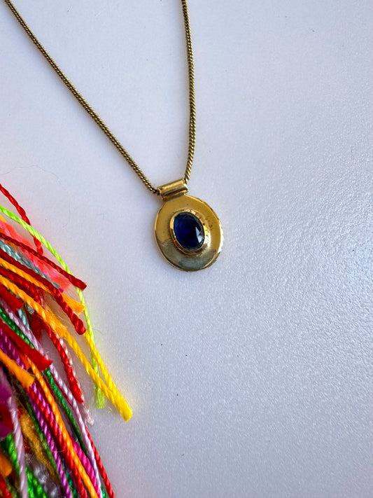 Collana dorata con ciondolo blu
