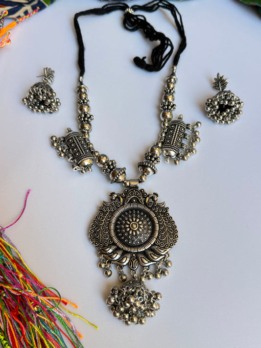 Long necklace and earrings in silver metal with India mirrors