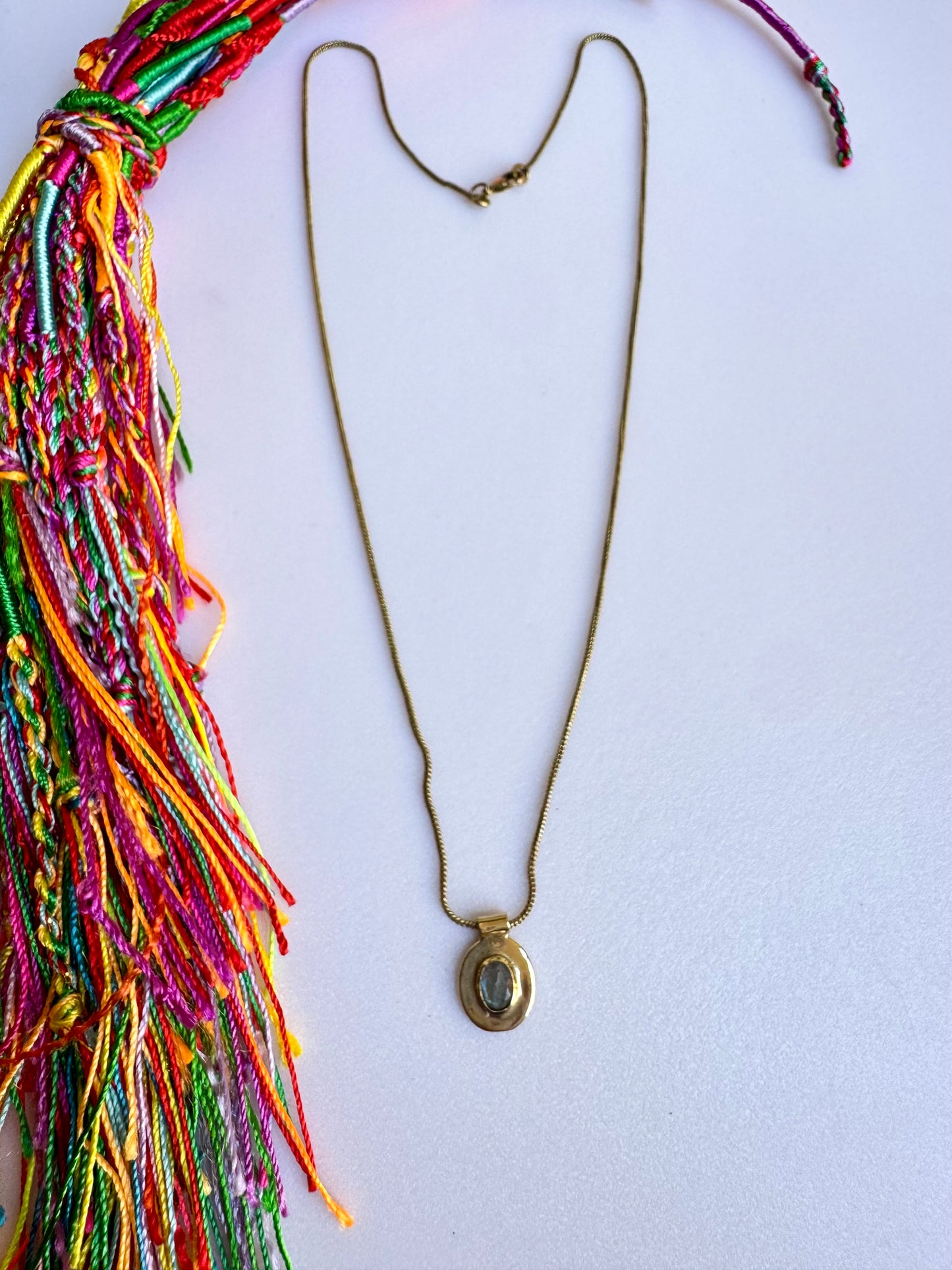 Collana dorata con ciondolo labradorite