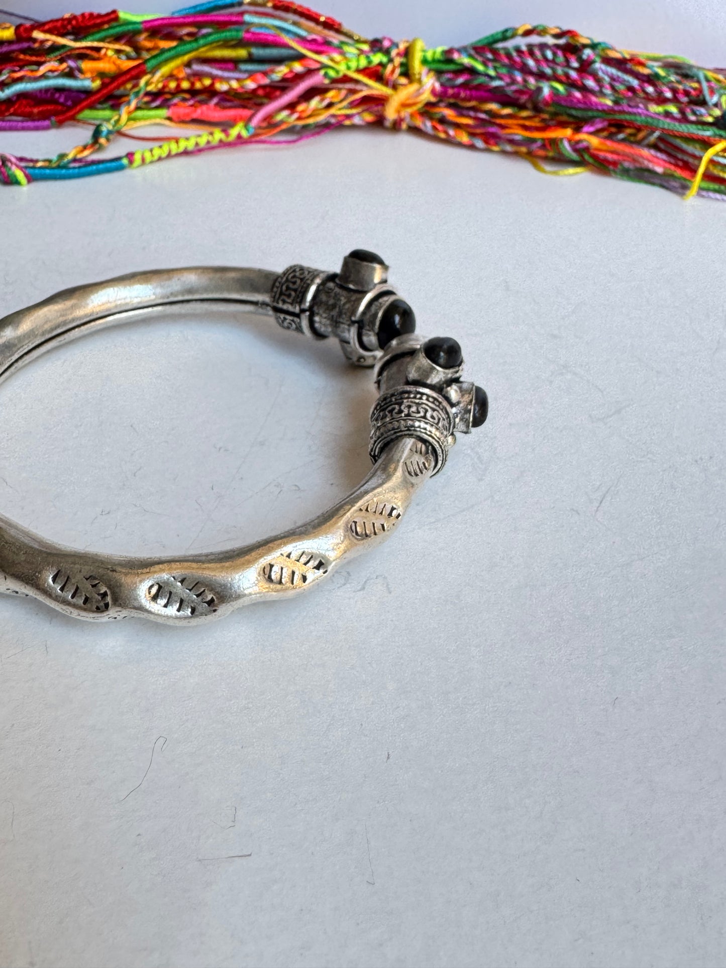 Bracciale boho argentato nero