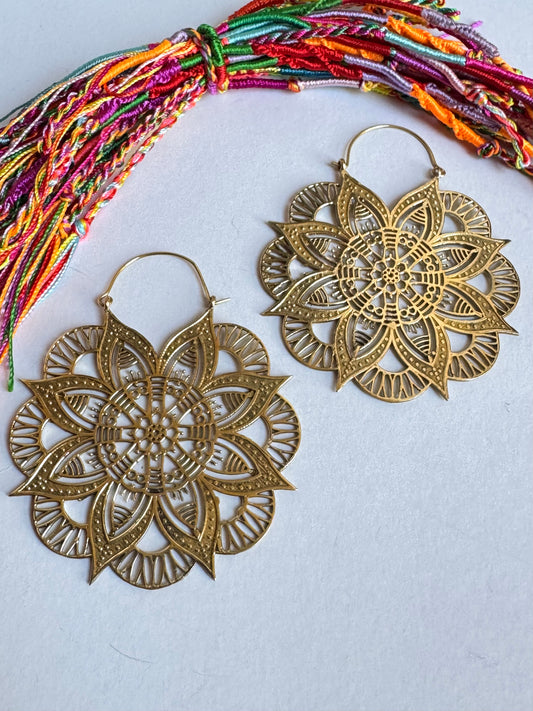 Orecchini boho dorati cerchi fiore di loto