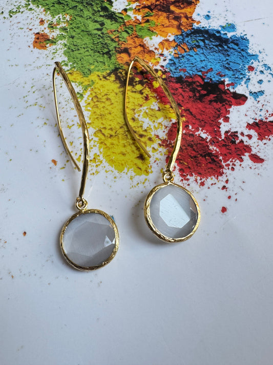 Lange weiße Ohrringe