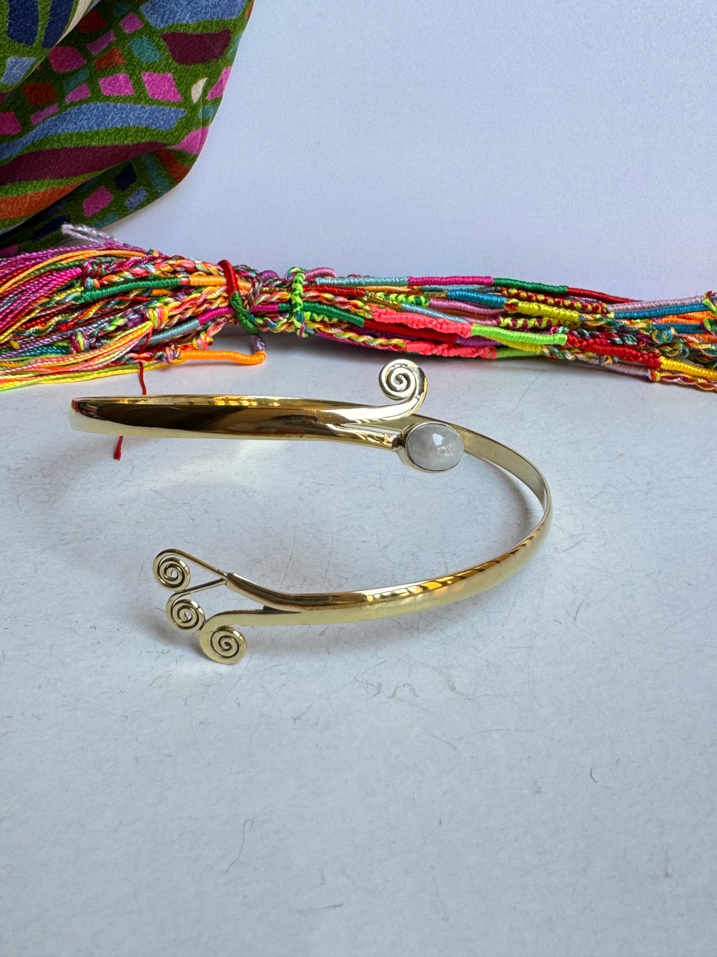 Bracciale braccio boho dorato pietra di luna