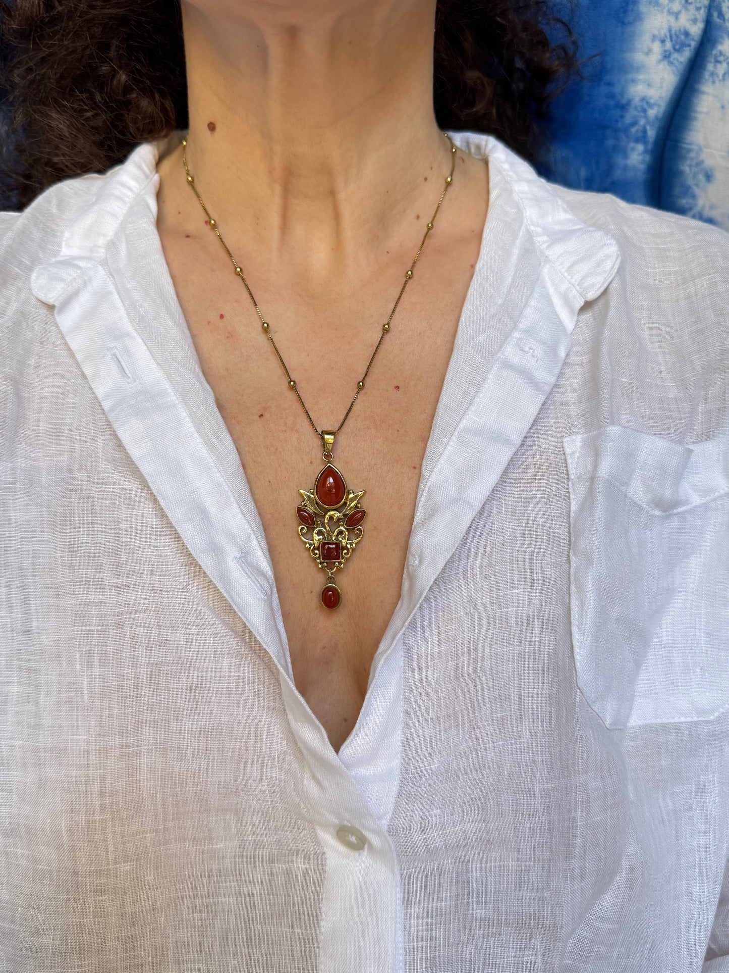 Collana boho dorata con ciondolo rosso