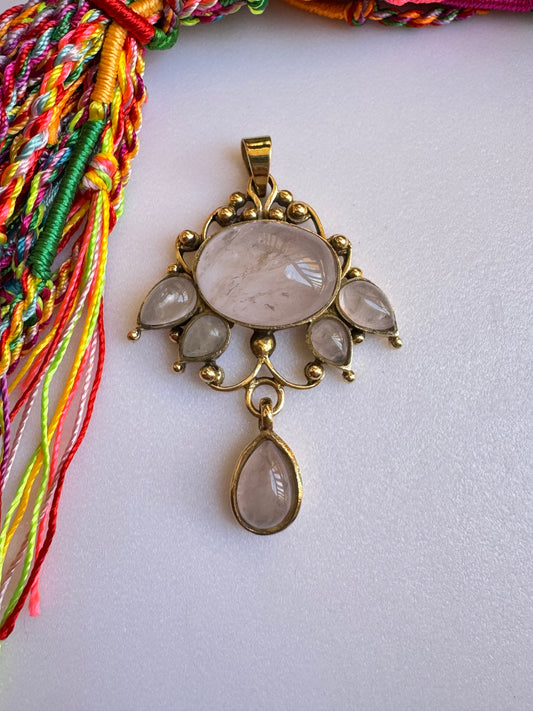 Collana boho dorata con ciondolo quarzo rosa e pietra di luna arcobaleno