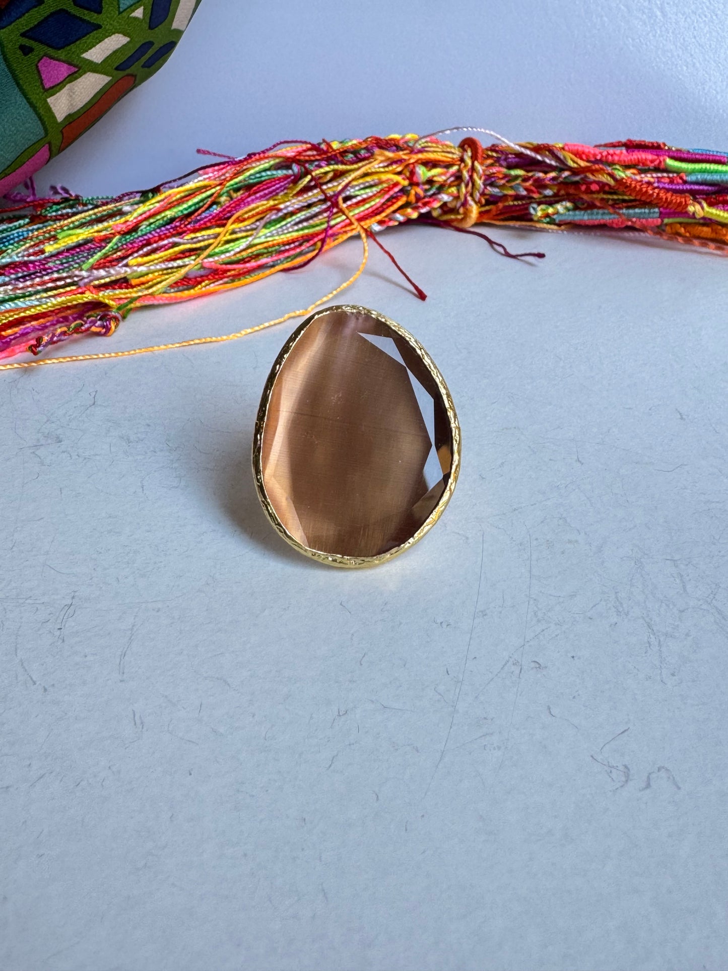 Anello dorato big rosa antico