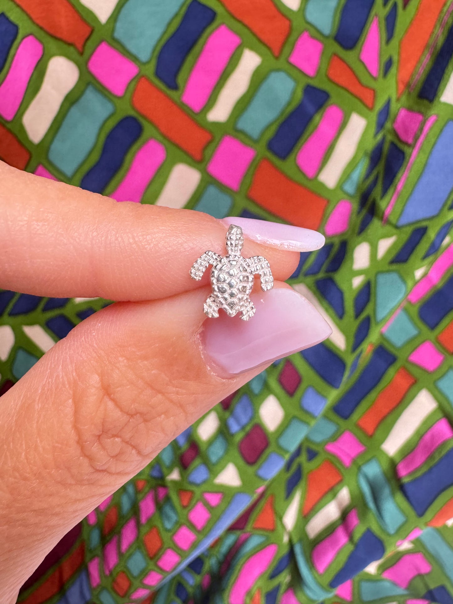 Single lobe earring in 925 silver with turtle