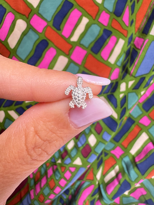 Single lobe earring in 925 silver with turtle