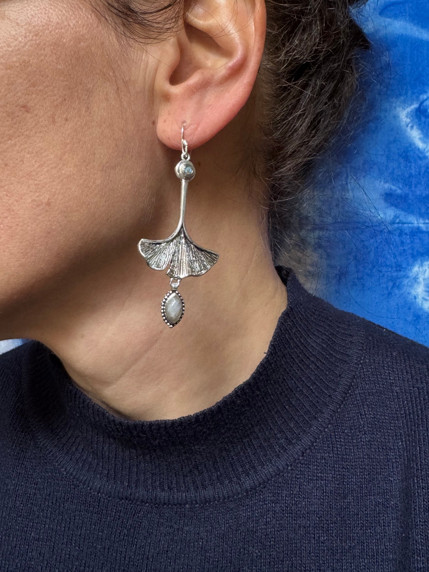 Orecchini boho argentato ginkgo pietra di luna
