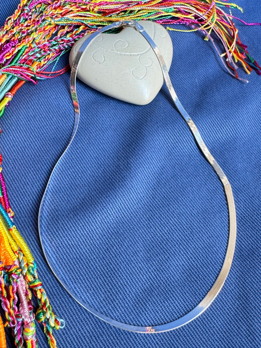 Defekte flache Schlangenhalskette aus 925er Silber