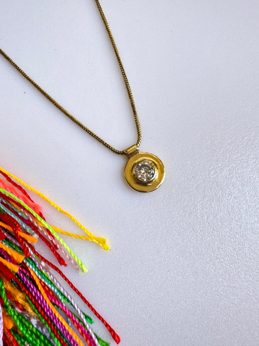 Collana dorata con ciondolo bianco