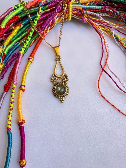 Goldene Halskette mit Labradorit-Anhänger