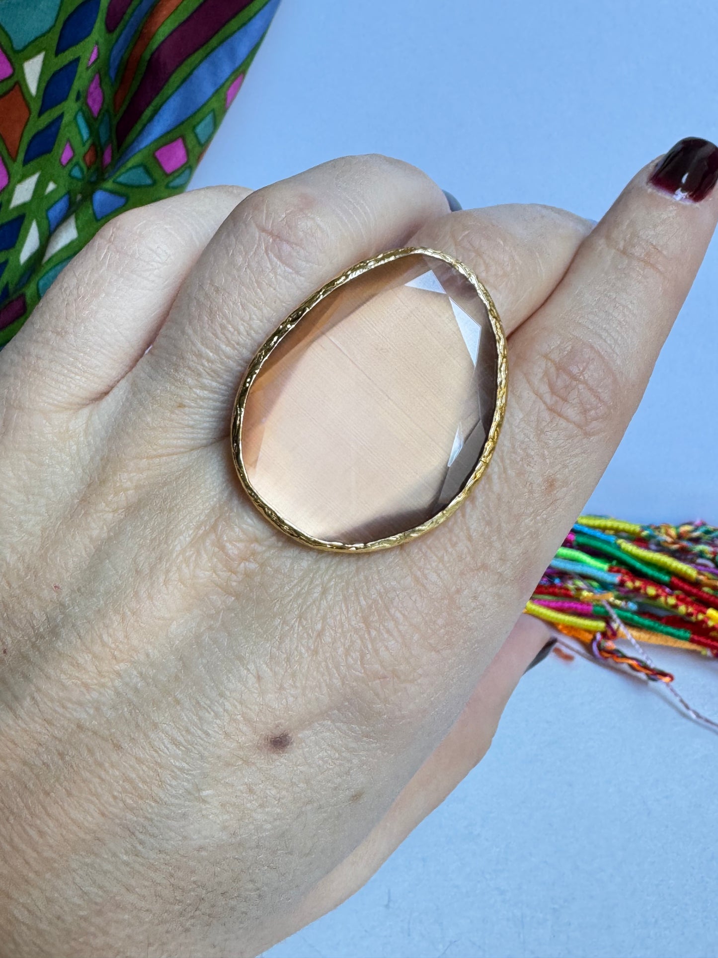 Anello dorato big rosa antico