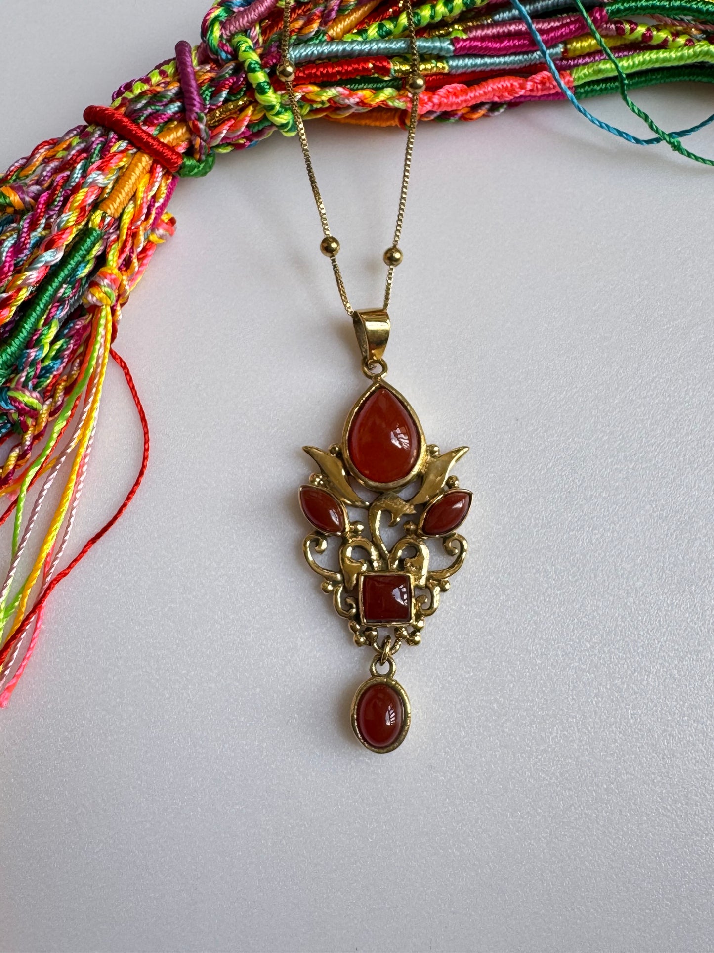 Collana boho dorata con ciondolo rosso