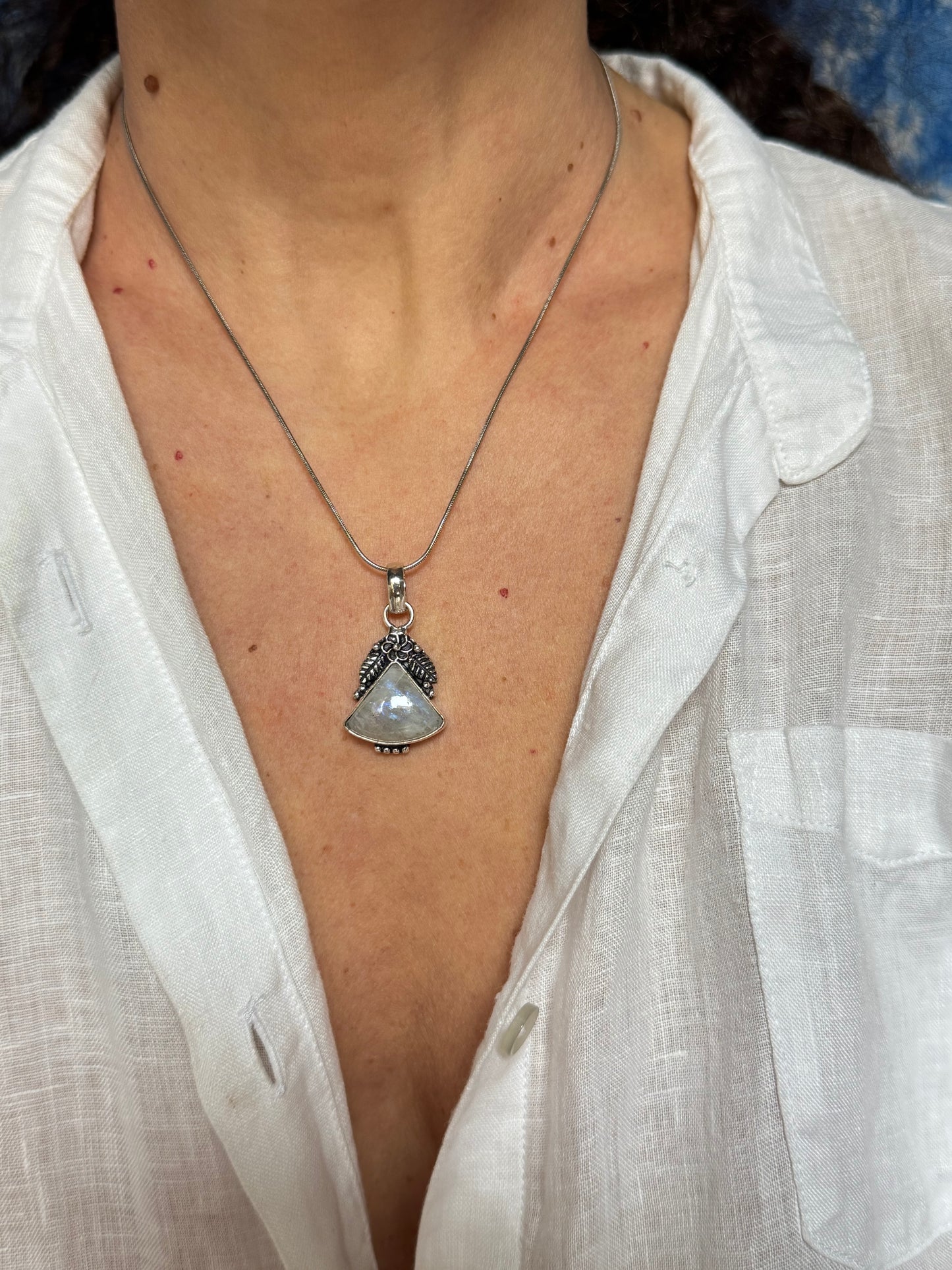 Ciondolo argentato pietra di luna arcobaleno