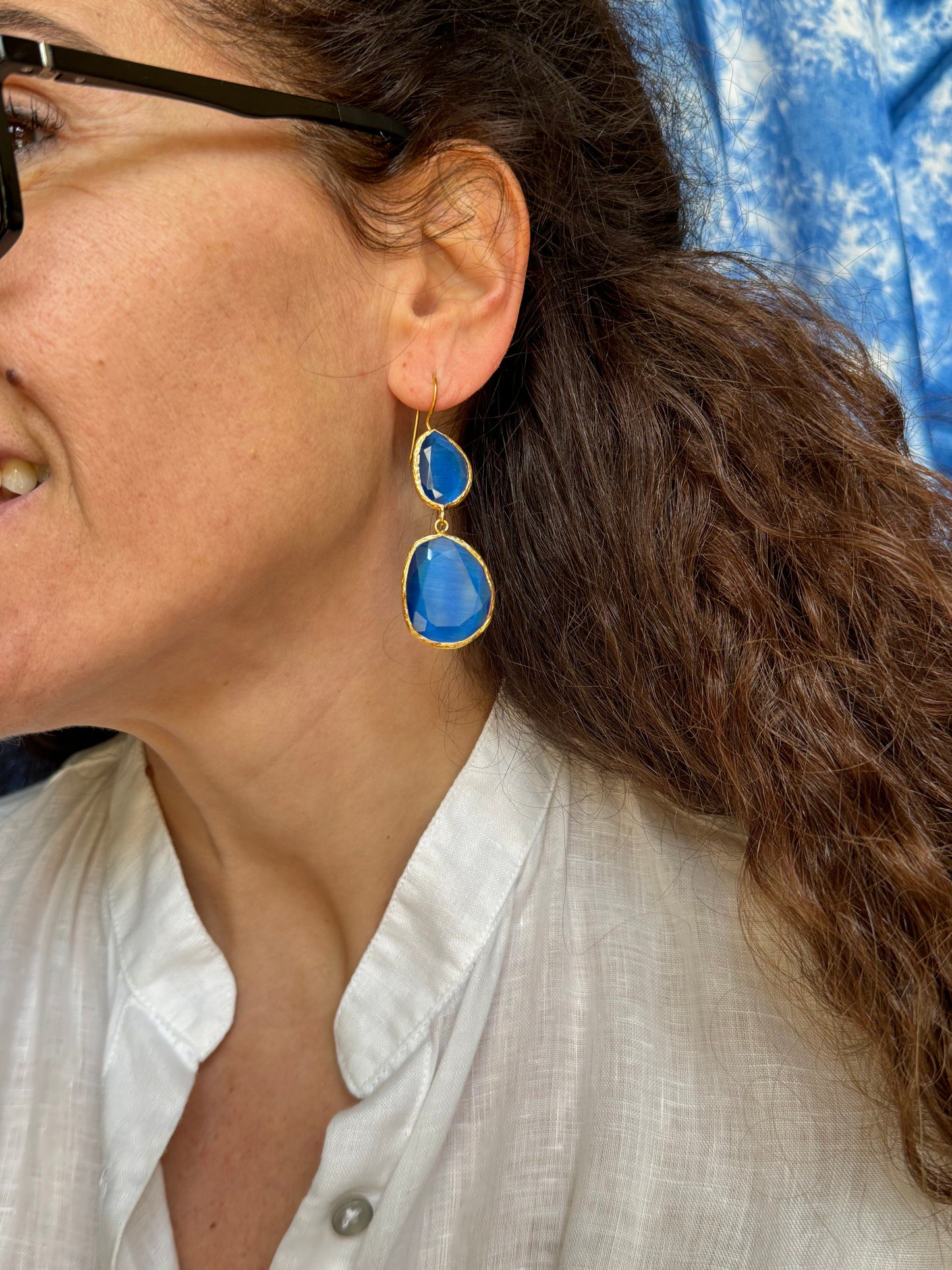 Earrings with 2 light blue stones