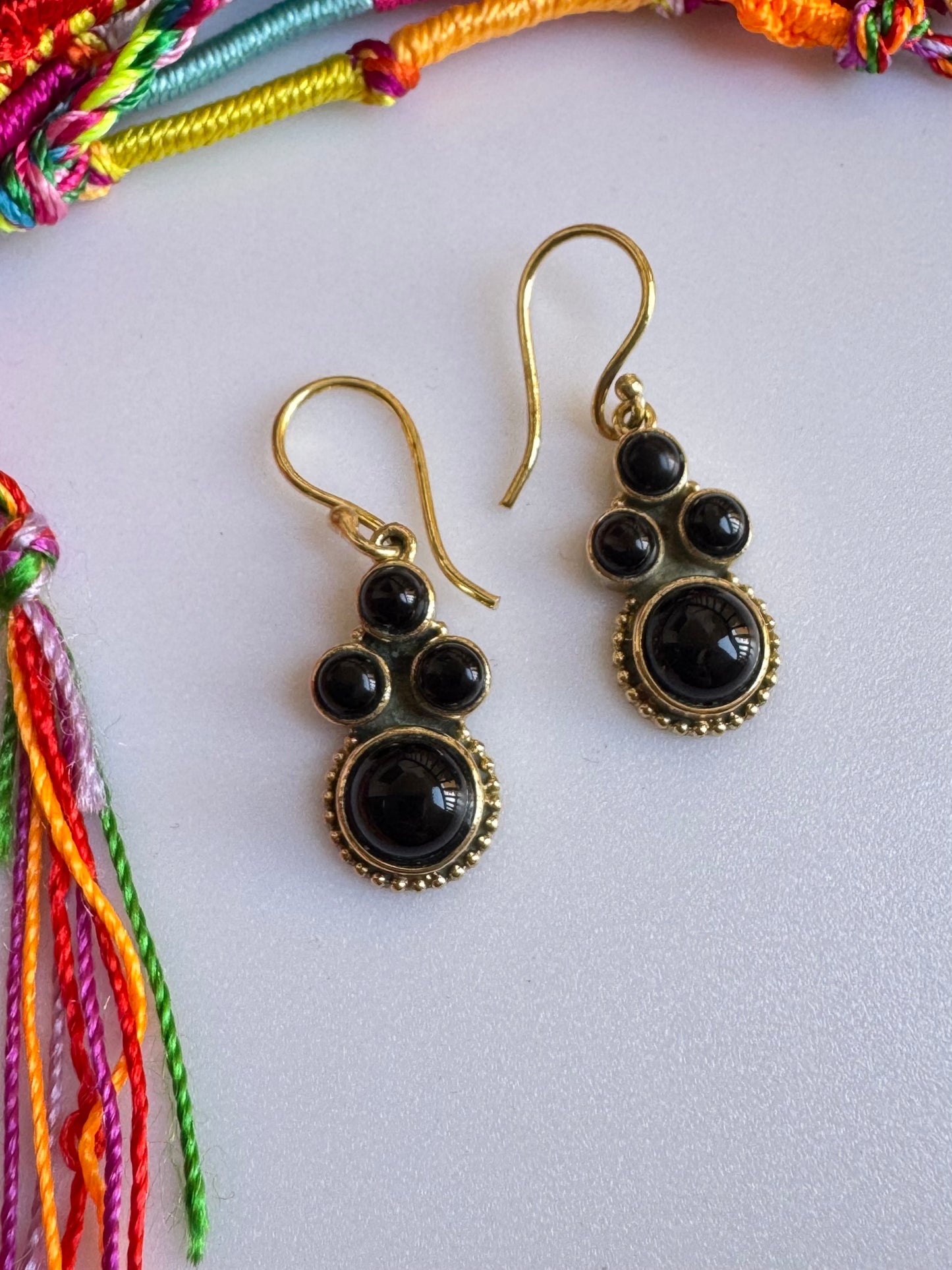 Orecchini boho dorato nero V5