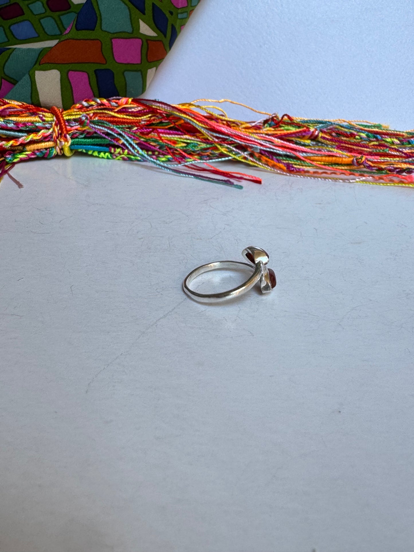 Anello boho argentato rosso