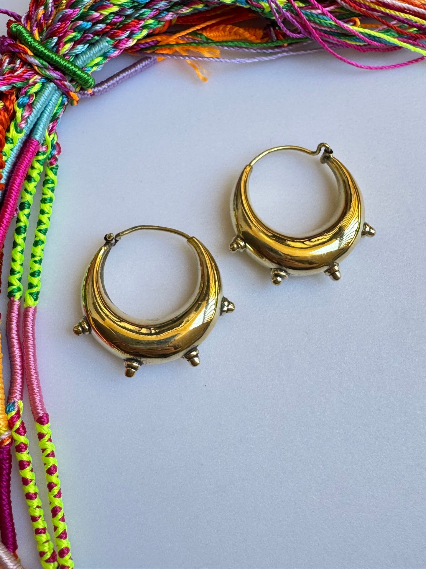 Orecchini boho dorato tribali bombati punte