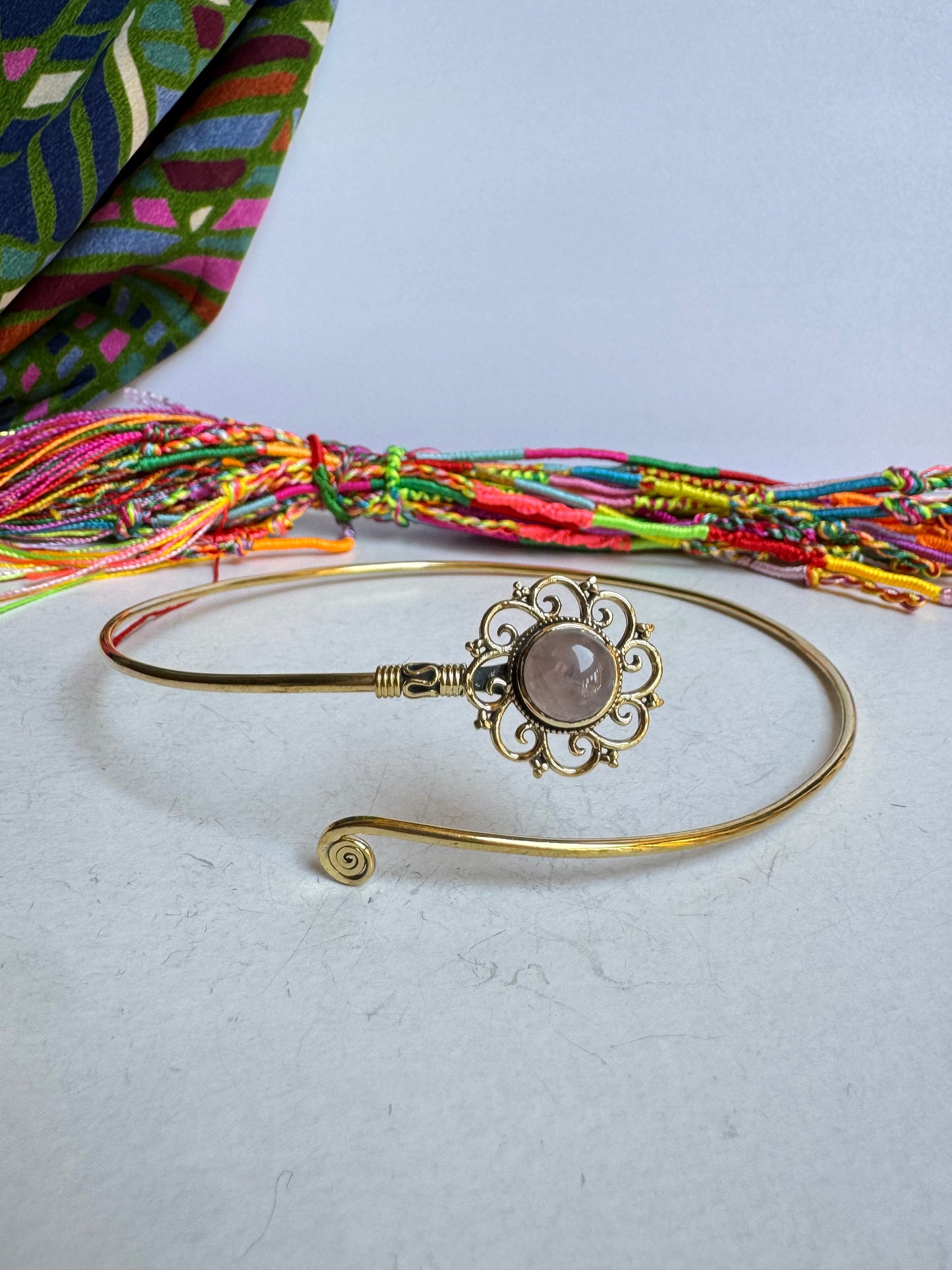 Collarino dorato fiore rosa