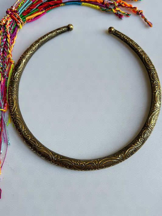 Goldener Kragen mit Wellen und Blumen