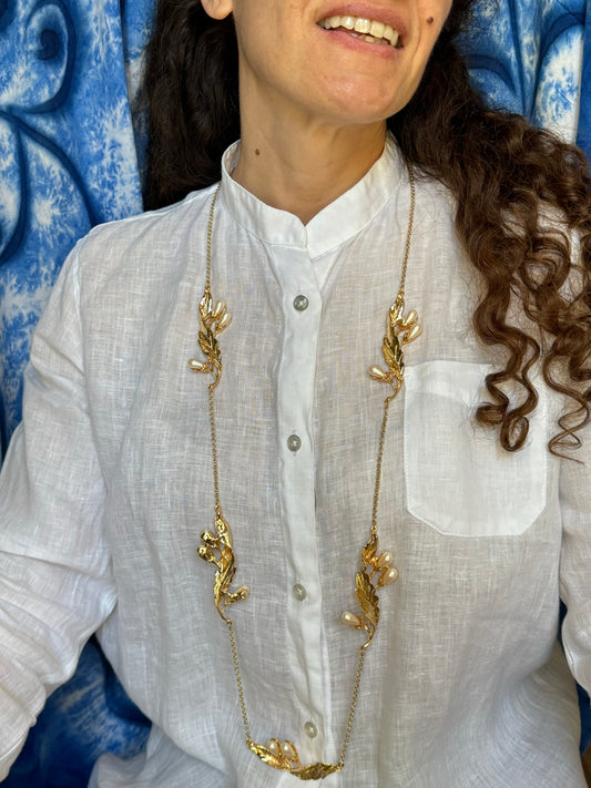 Golden leaf necklace with white pearls