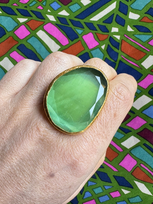 Großer hellgrüner goldener Ring