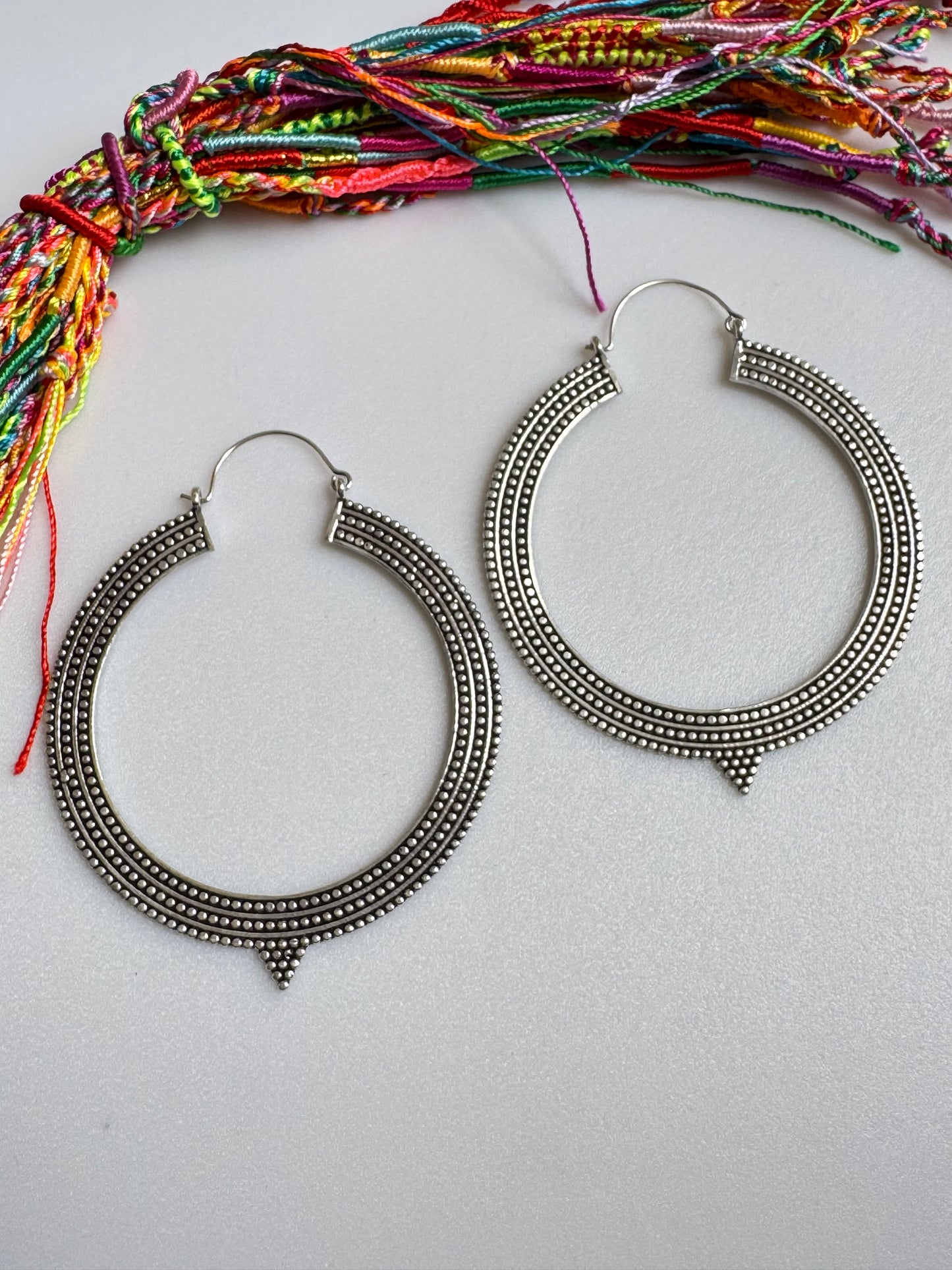 Orecchini boho argentati cerchi punta