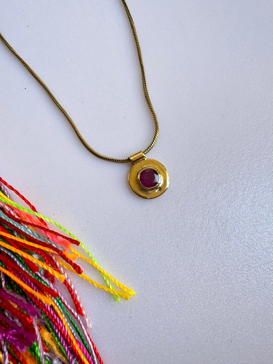 Collana dorata con ciondolo rosso