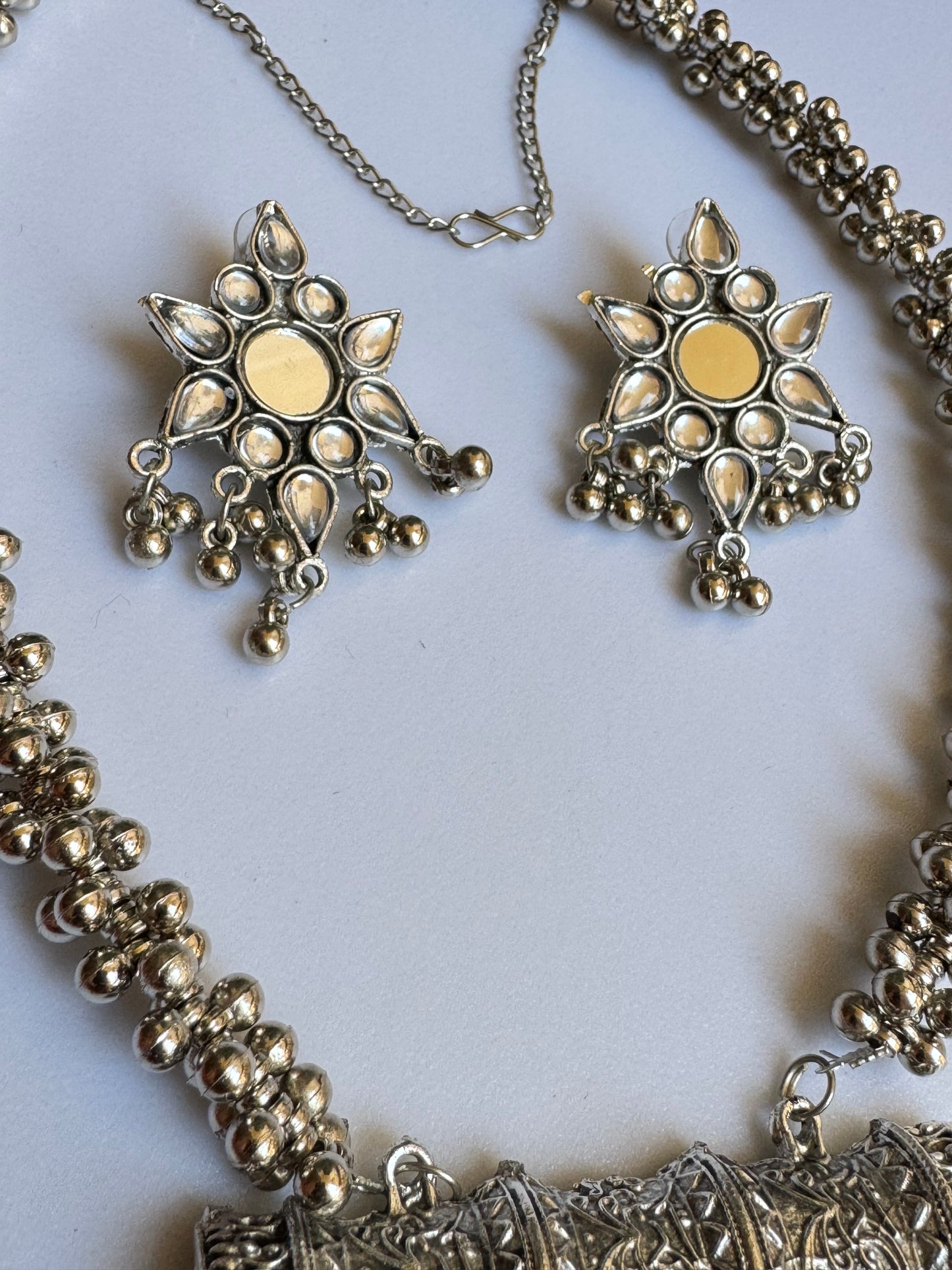 Long necklace and earrings in silver metal with India mirrors