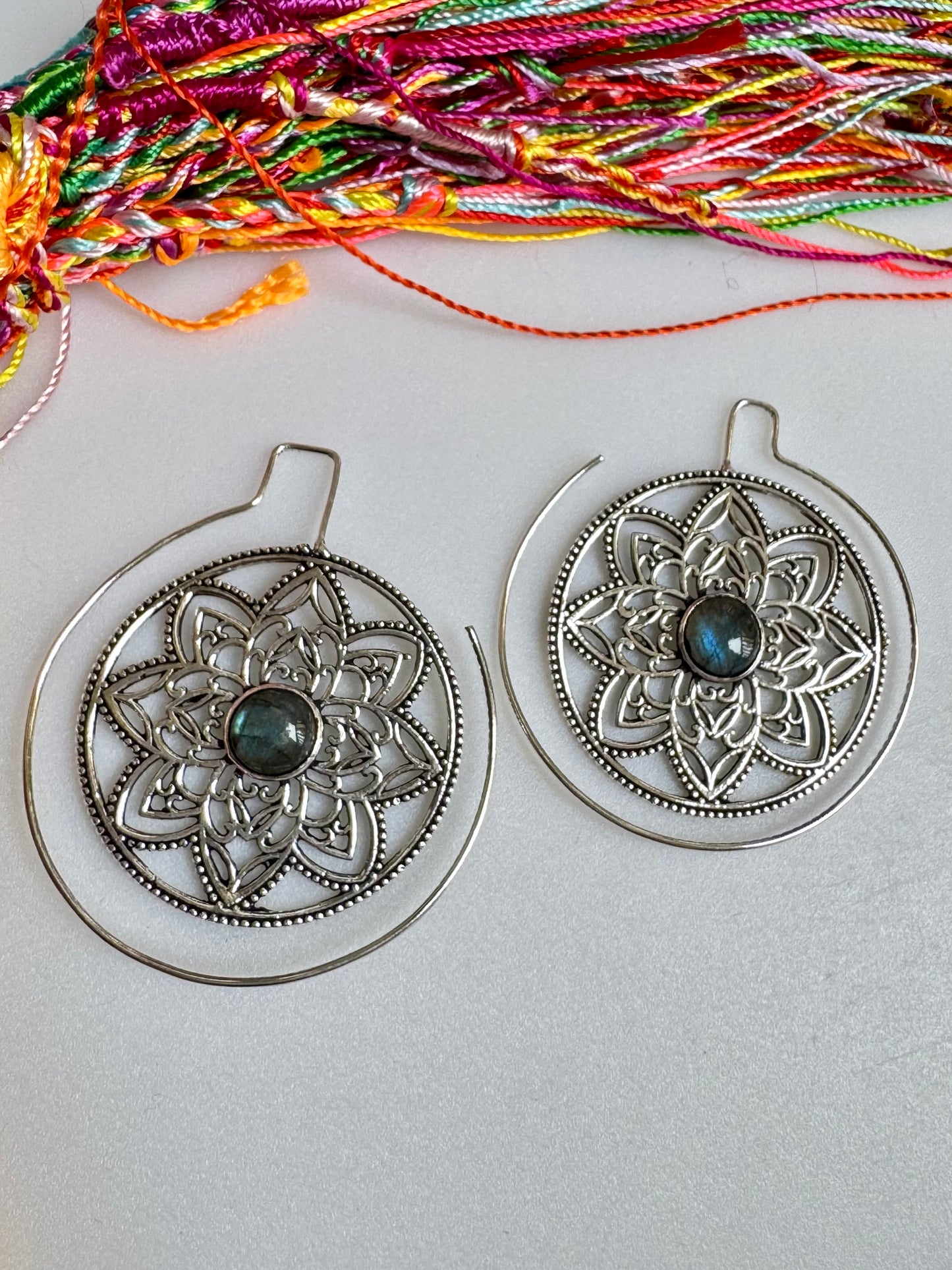 Orecchini boho argentato spirale labradorite